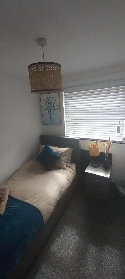 6-Min Walk To New Cross Parking Long Stay Discounts ウォルヴァーハンプトン エクステリア 写真